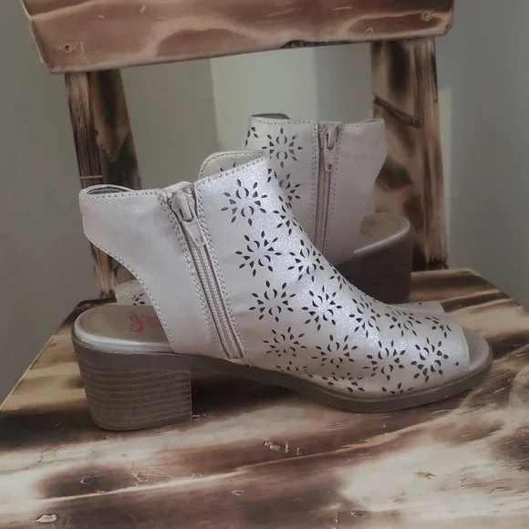 Big Girls Peep-Toe Sandals with Bow Accent Size 4M - Picture 5 of 14